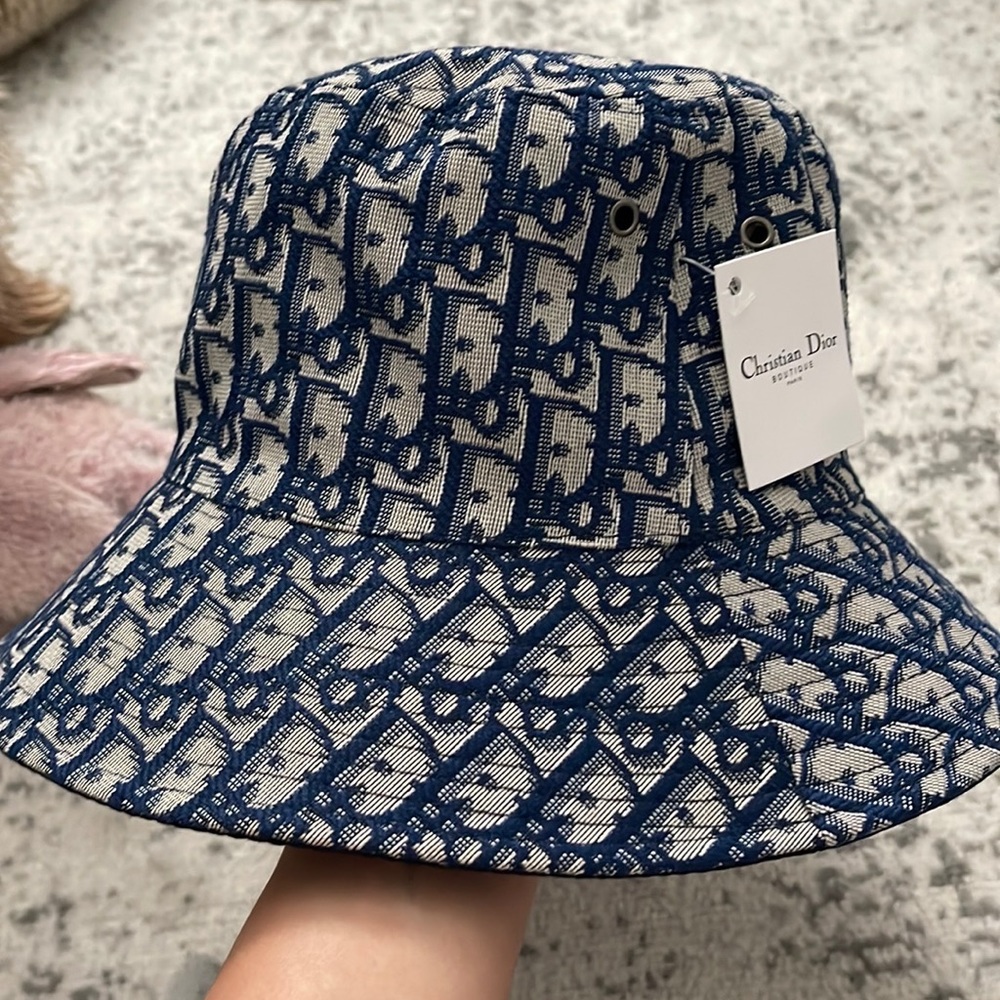 Bucket hat